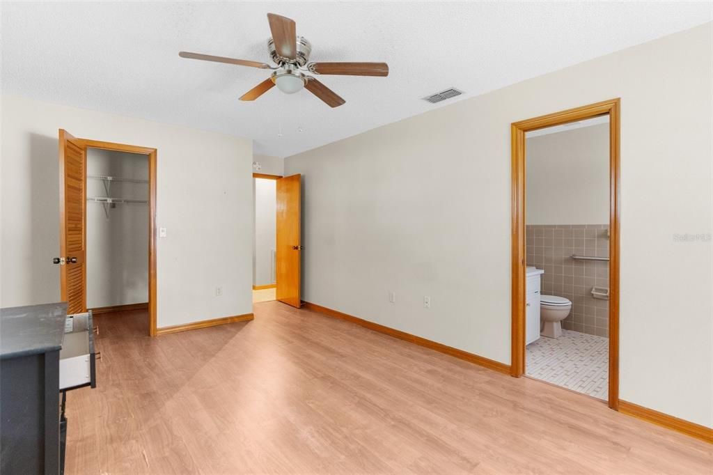 For Sale: $249,900 (2 beds, 2 baths, 1462 Square Feet)