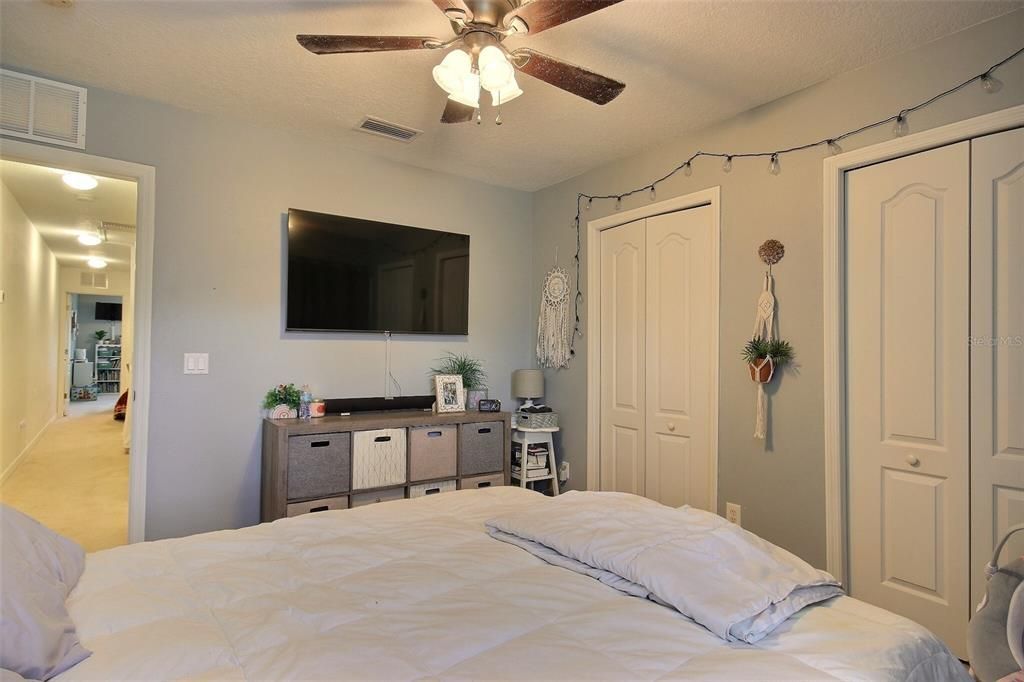 For Sale: $270,000 (2 beds, 2 baths, 1429 Square Feet)