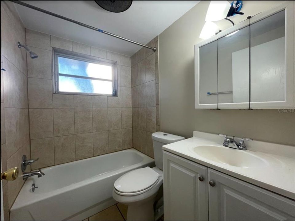 For Rent: $1,450 (2 beds, 1 baths, 888 Square Feet)