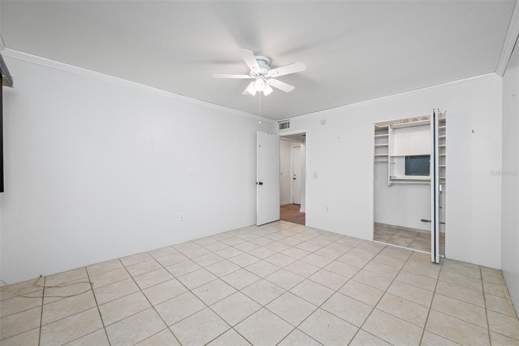 For Sale: $137,900 (1 beds, 1 baths, 646 Square Feet)