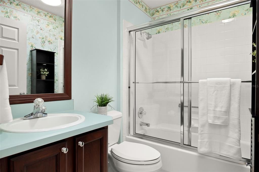 Guest Bathroom with Tub/Shower Combo