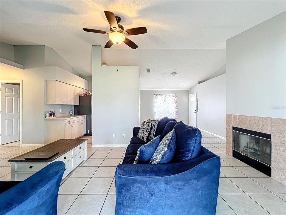 For Sale: $275,000 (3 beds, 2 baths, 1399 Square Feet)