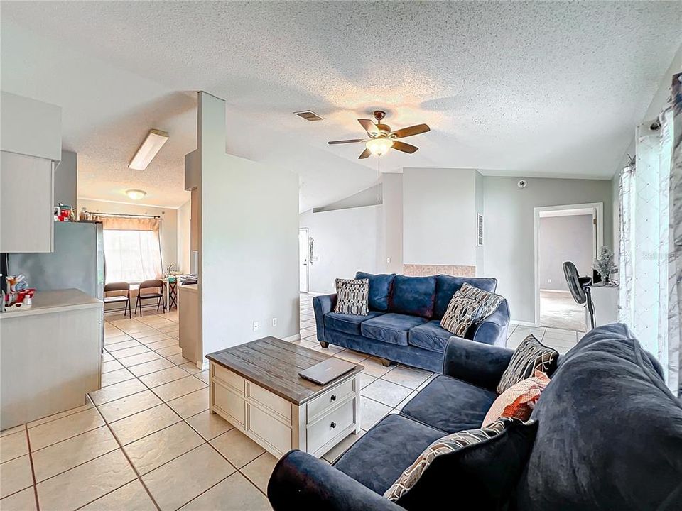 For Sale: $275,000 (3 beds, 2 baths, 1399 Square Feet)