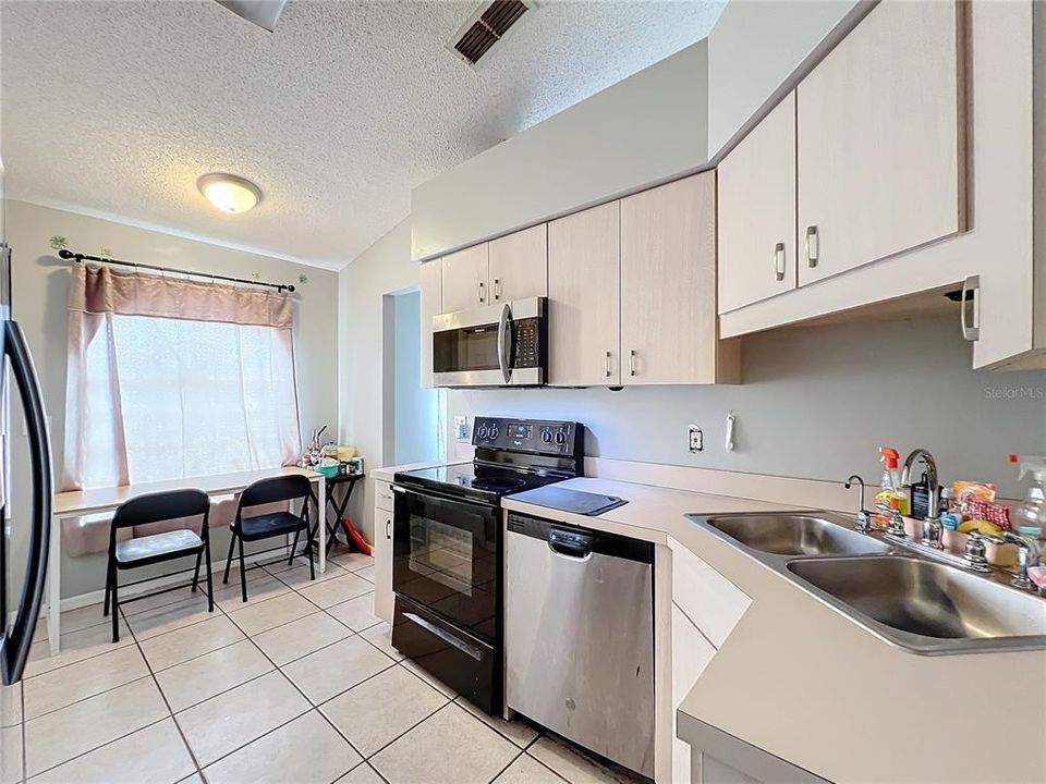 For Sale: $275,000 (3 beds, 2 baths, 1399 Square Feet)