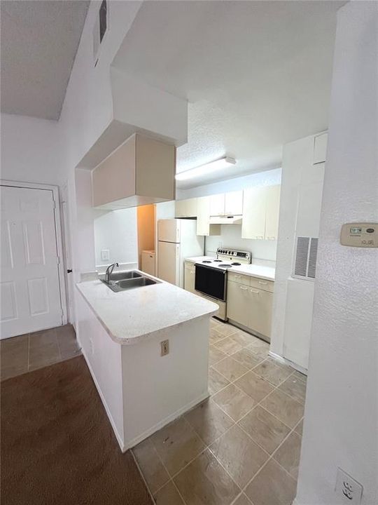 For Sale: $179,900 (1 beds, 1 baths, 583 Square Feet)