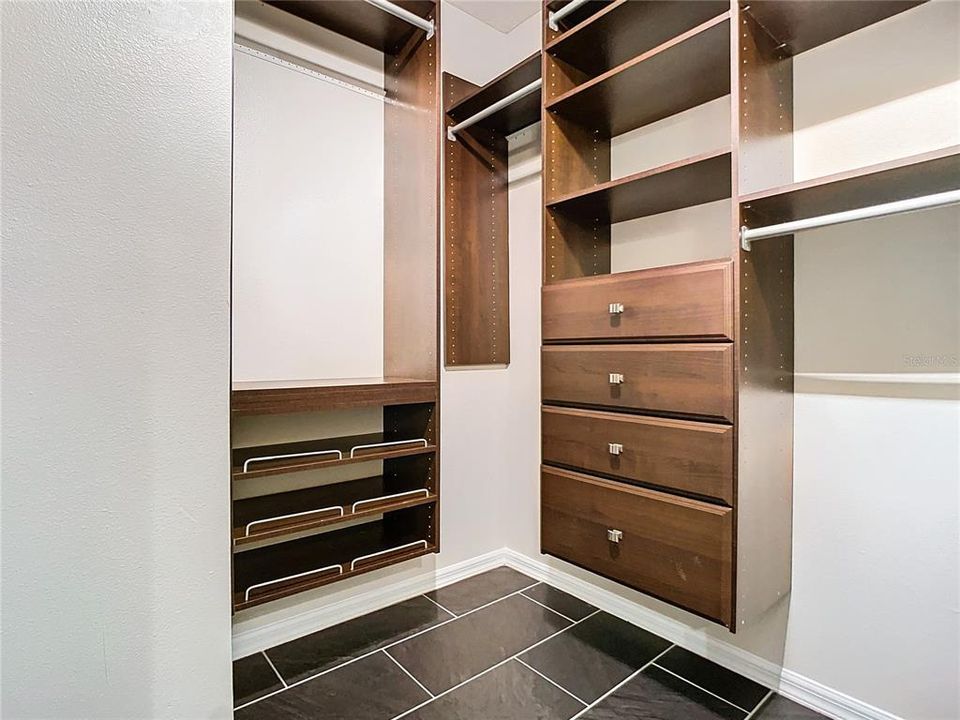 Ensuite Walk-in Closet