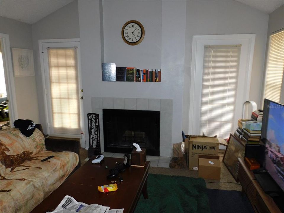 For Sale: $220,000 (2 beds, 2 baths, 962 Square Feet)