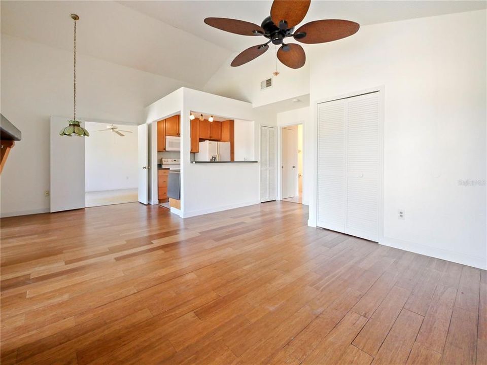 For Sale: $223,400 (2 beds, 2 baths, 952 Square Feet)