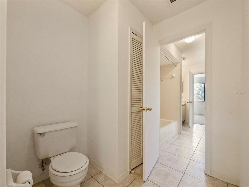 For Sale: $223,400 (2 beds, 2 baths, 952 Square Feet)