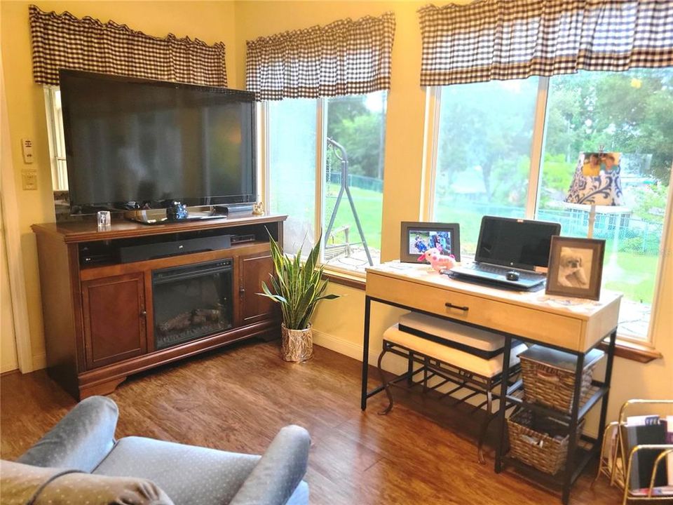 For Sale: $214,900 (2 beds, 2 baths, 1184 Square Feet)