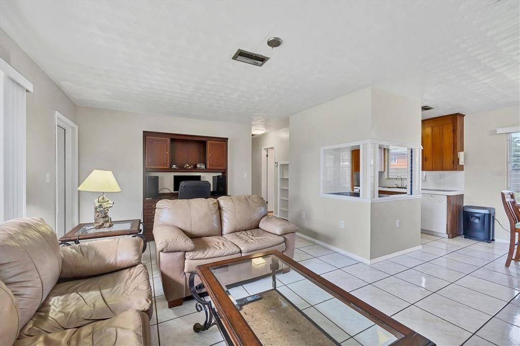 For Sale: $625,000 (2 beds, 1 baths, 1112 Square Feet)