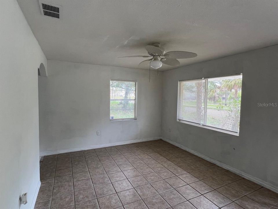 Active With Contract: $1,500 (2 beds, 1 baths, 720 Square Feet)