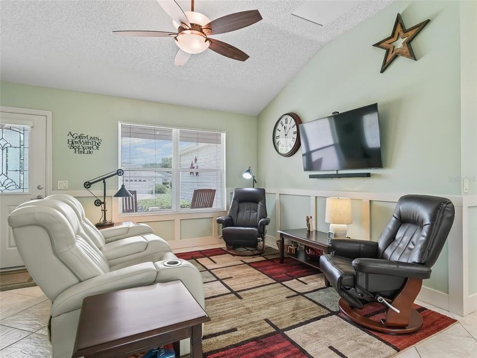 For Sale: $344,500 (3 beds, 2 baths, 1392 Square Feet)