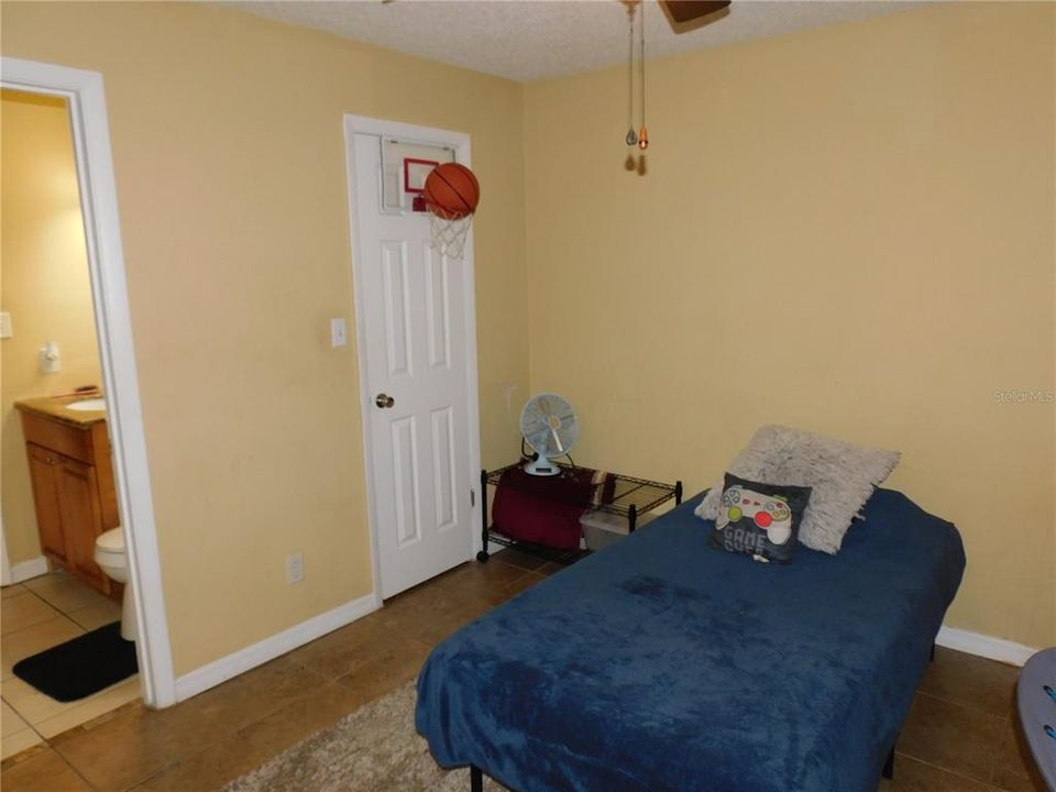 For Sale: $230,000 (2 beds, 2 baths, 962 Square Feet)