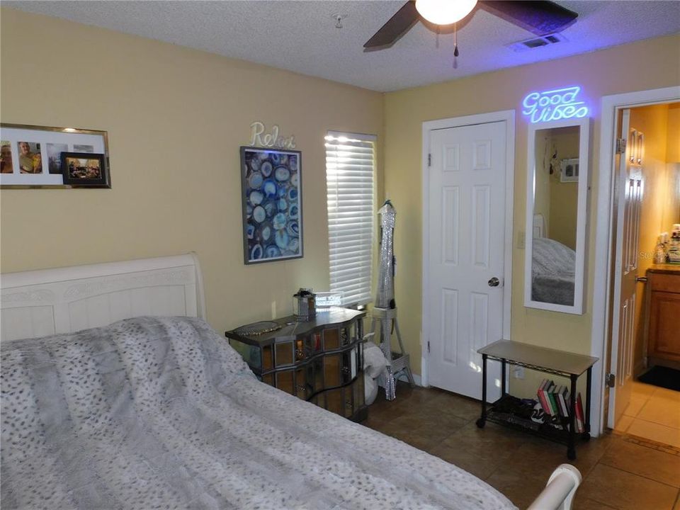 For Sale: $230,000 (2 beds, 2 baths, 962 Square Feet)