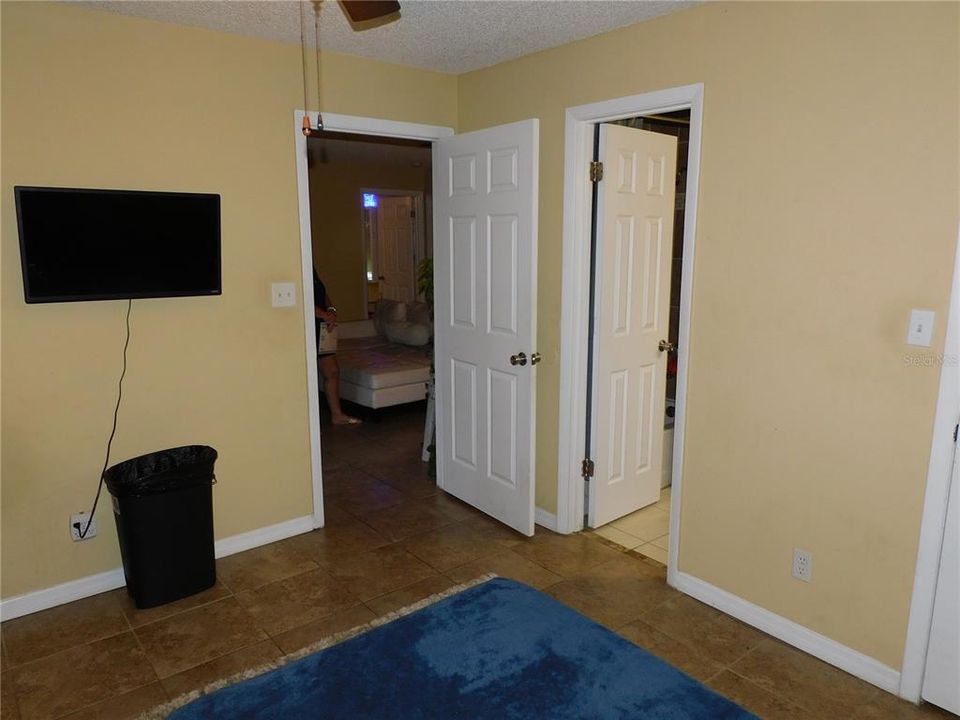 For Sale: $230,000 (2 beds, 2 baths, 962 Square Feet)