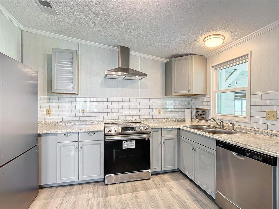 For Sale: $254,499 (2 beds, 2 baths, 1342 Square Feet)
