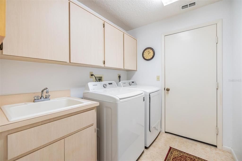 For Sale: $339,900 (2 beds, 2 baths, 1661 Square Feet)