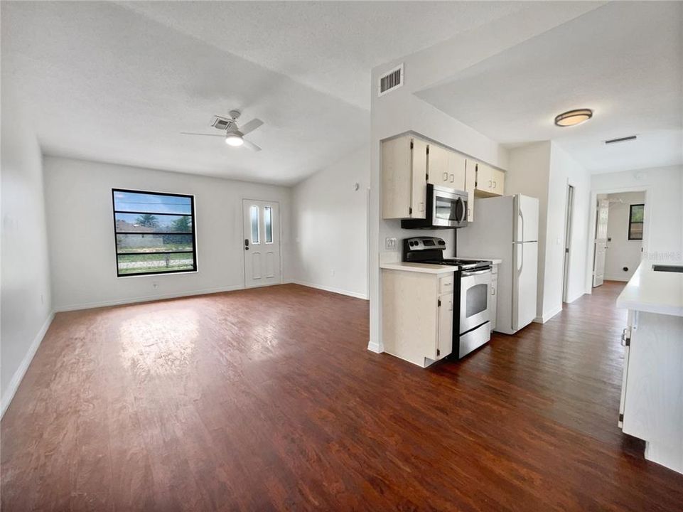 For Sale: $305,000 (2 beds, 2 baths, 978 Square Feet)