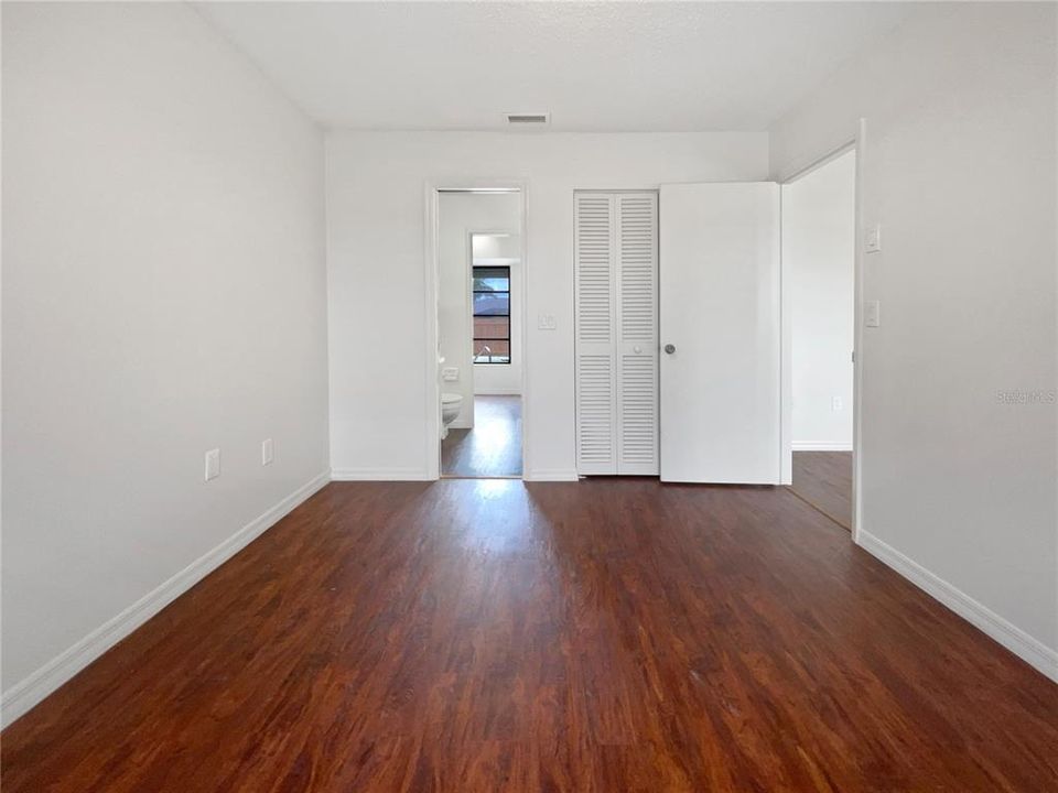 For Sale: $305,000 (2 beds, 2 baths, 978 Square Feet)