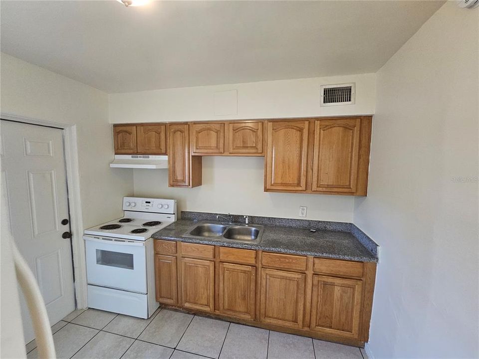 For Rent: $1,600 (2 beds, 1 baths, 715 Square Feet)