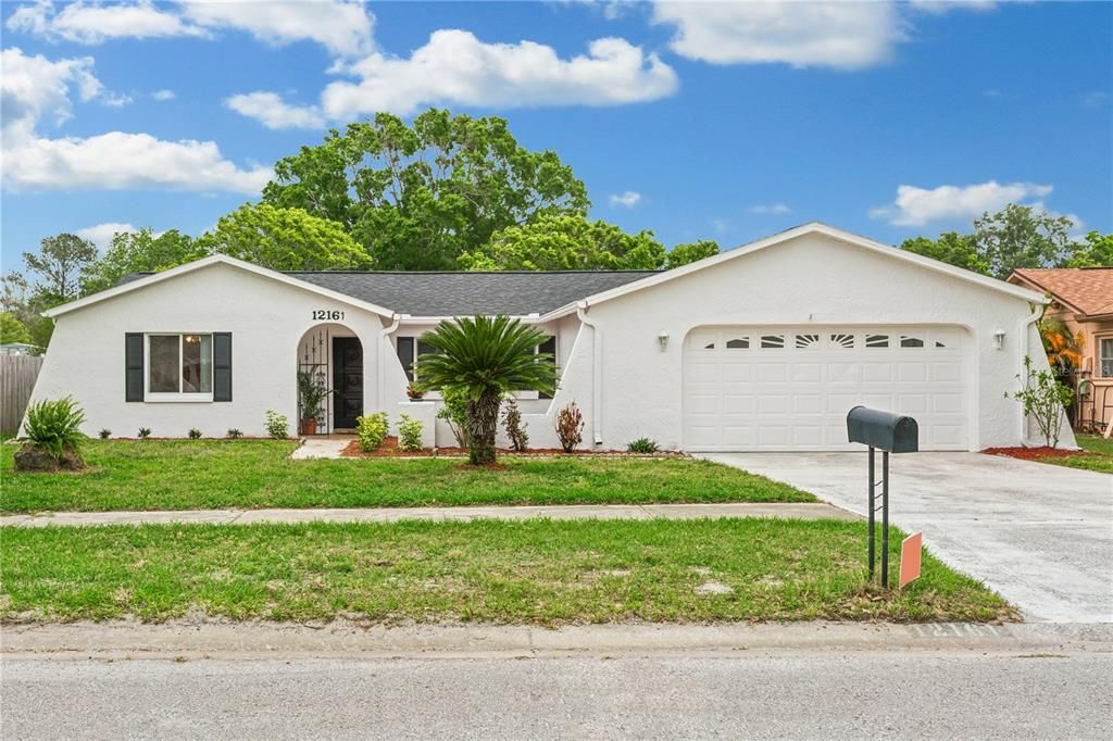 For Sale: $335,000 (3 beds, 2 baths, 1981 Square Feet)