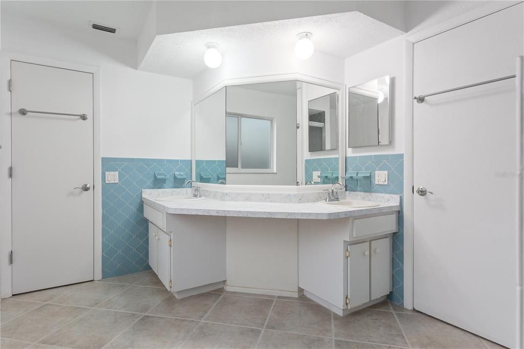 For Sale: $335,000 (3 beds, 2 baths, 1981 Square Feet)