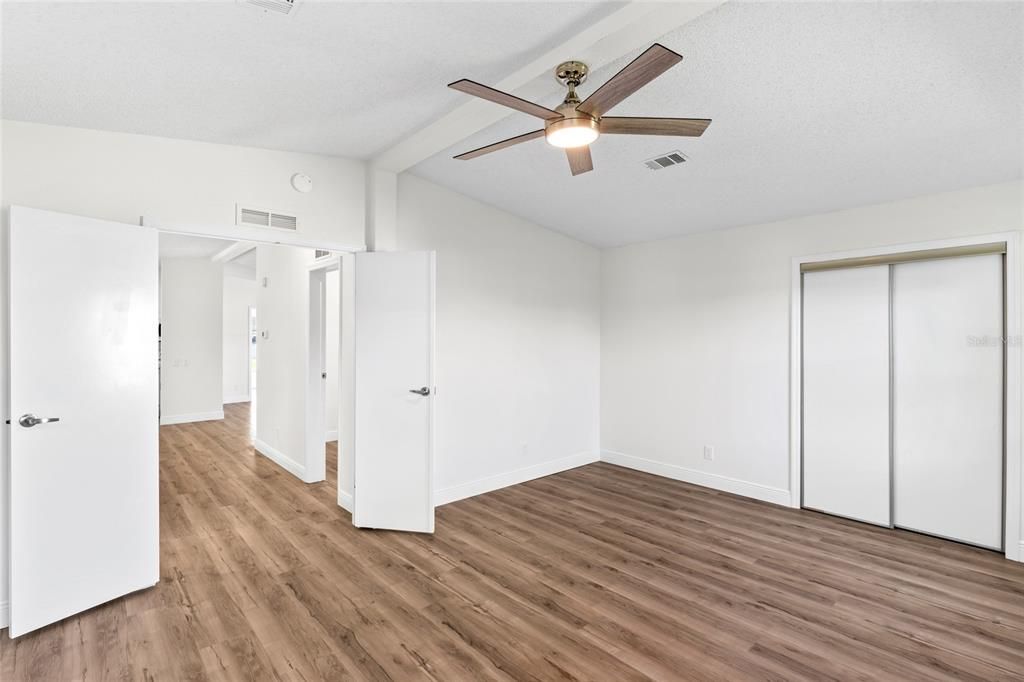 For Sale: $275,000 (2 beds, 2 baths, 1300 Square Feet)