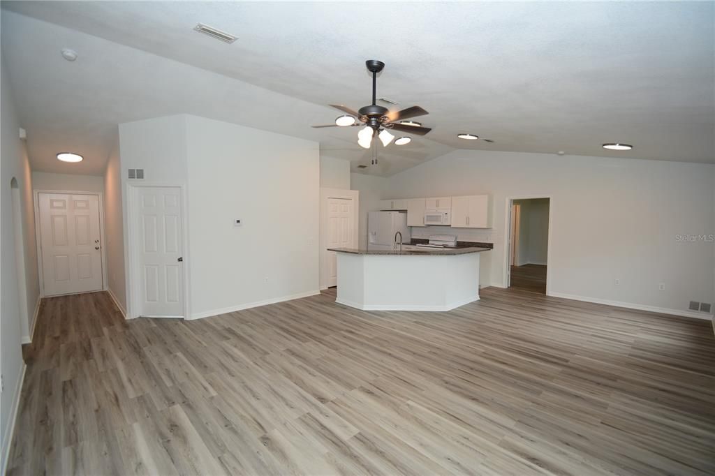 For Rent: $1,950 (4 beds, 2 baths, 1594 Square Feet)