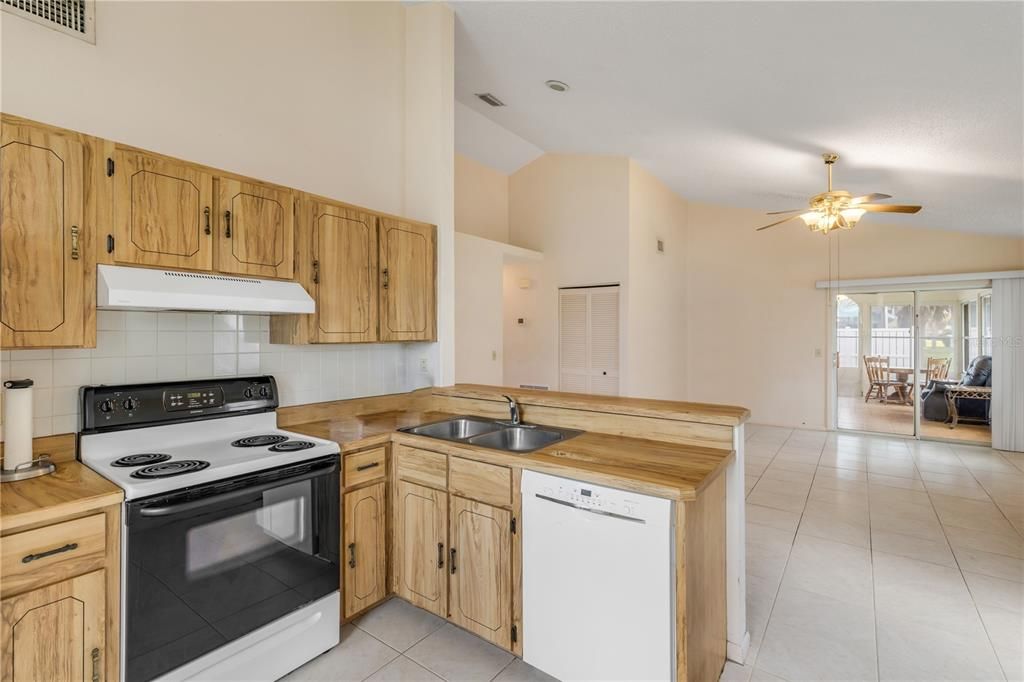 Active With Contract: $385,000 (2 beds, 2 baths, 1006 Square Feet)