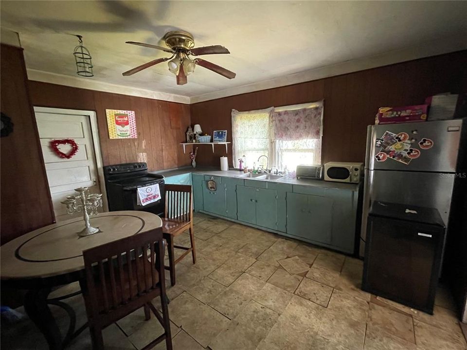 For Sale: $109,900 (2 beds, 1 baths, 900 Square Feet)