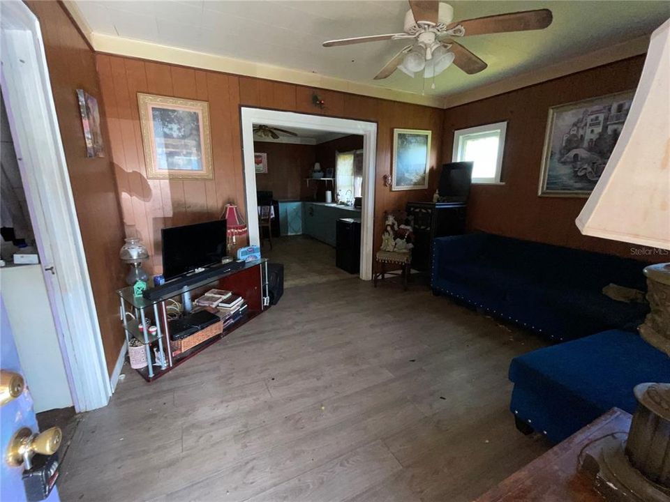 For Sale: $109,900 (2 beds, 1 baths, 900 Square Feet)