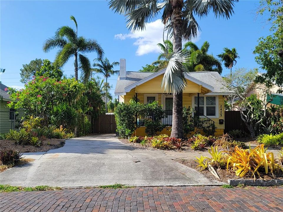 Recently Sold: $400,000 (2 beds, 2 baths, 816 Square Feet)