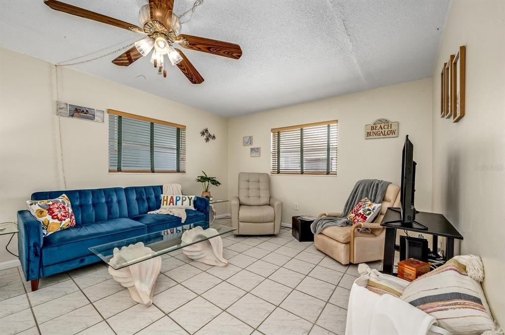 For Sale: $259,000 (1 beds, 1 baths, 621 Square Feet)