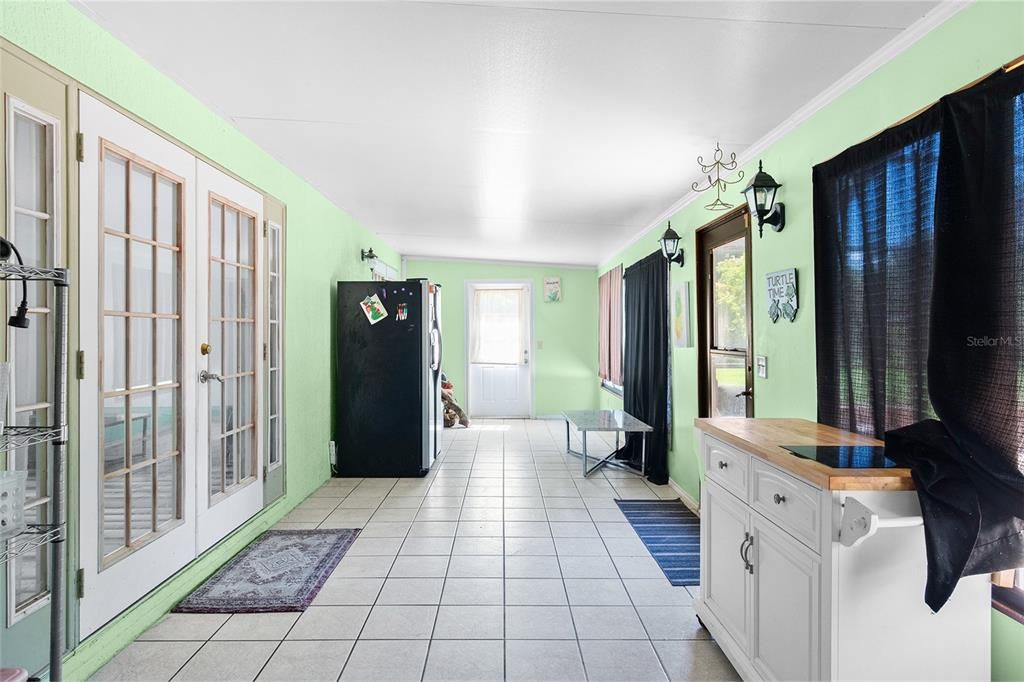 Enclosed sunroom with window ac unit