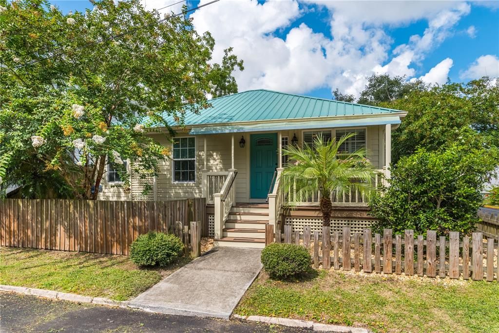 Recently Sold: $549,000 (2 beds, 1 baths, 960 Square Feet)