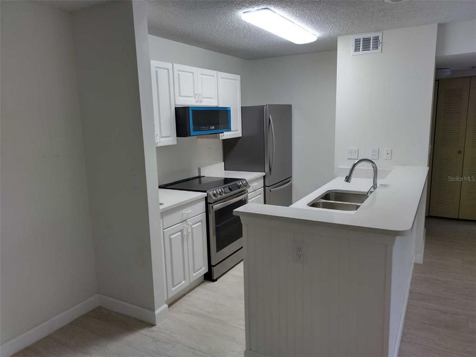 For Sale: $205,000 (1 beds, 1 baths, 738 Square Feet)