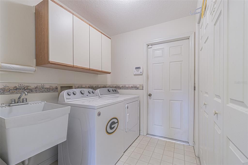 For Sale: $365,000 (3 beds, 2 baths, 1716 Square Feet)