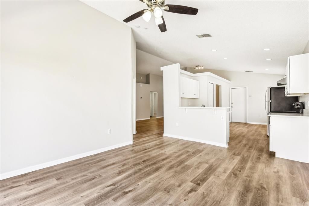 Active With Contract: $349,900 (3 beds, 2 baths, 1484 Square Feet)