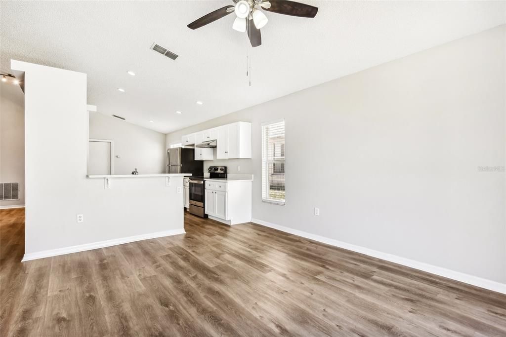 Active With Contract: $349,900 (3 beds, 2 baths, 1484 Square Feet)