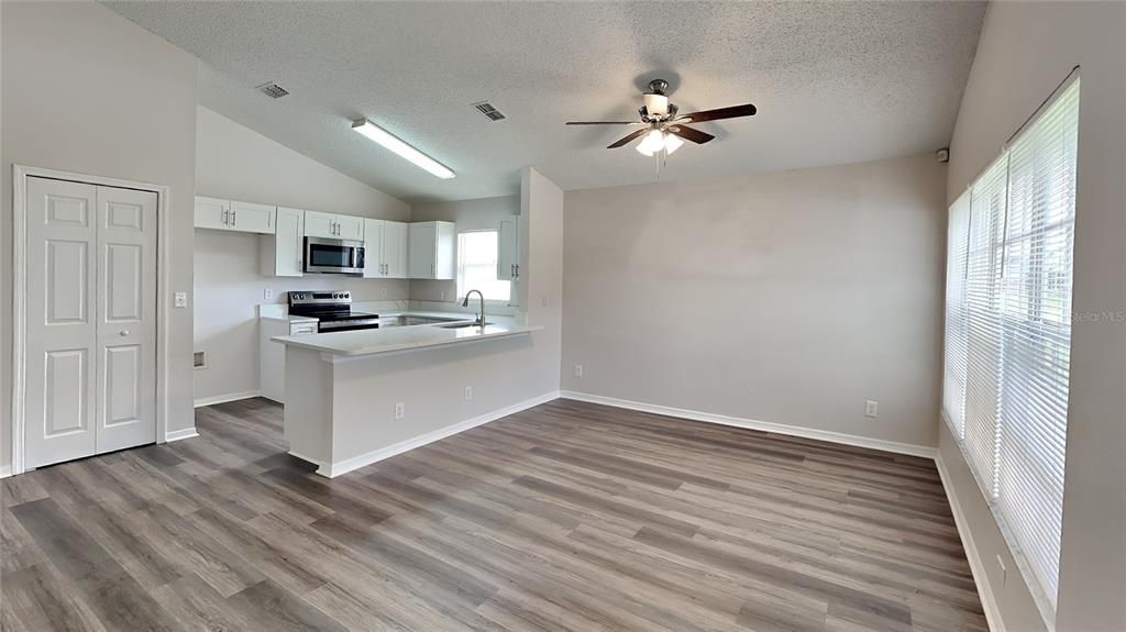 For Sale: $327,900 (3 beds, 2 baths, 1038 Square Feet)