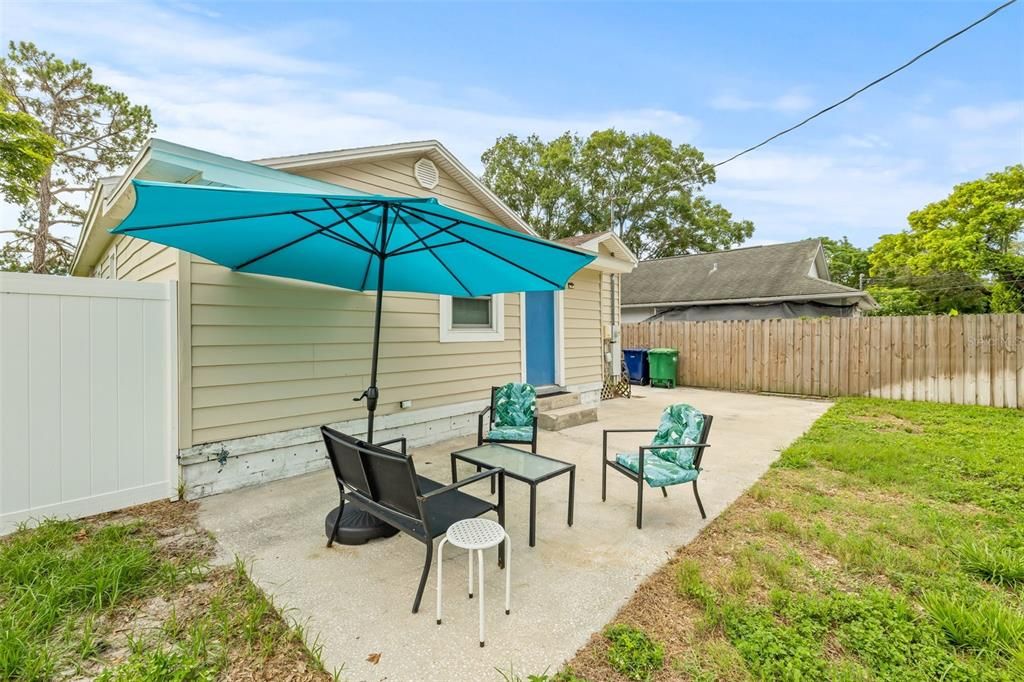 For Sale: $295,000 (2 beds, 1 baths, 932 Square Feet)