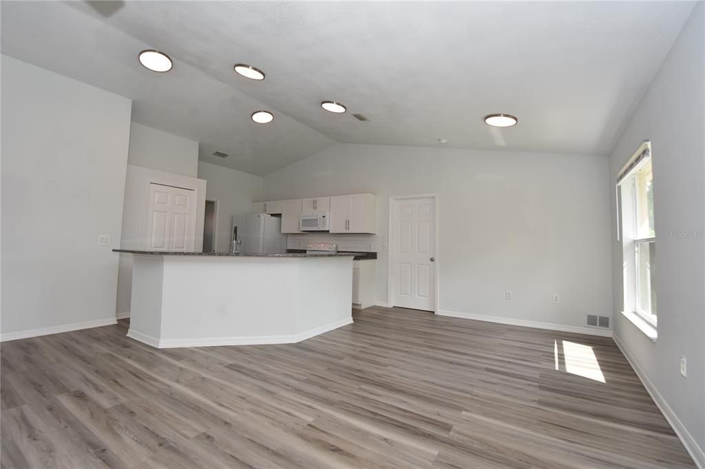 For Sale: $319,000 (4 beds, 2 baths, 1594 Square Feet)
