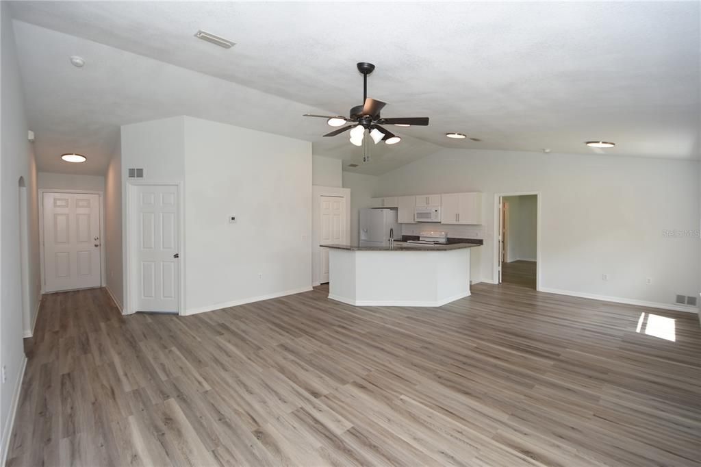 For Sale: $319,000 (4 beds, 2 baths, 1594 Square Feet)