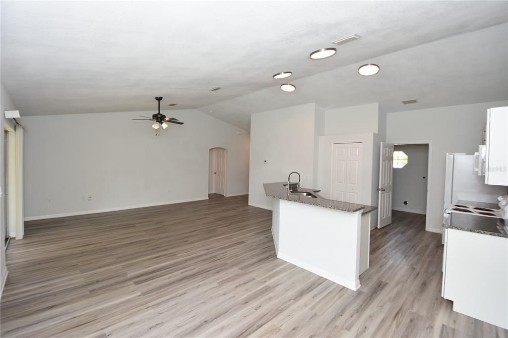 For Sale: $319,000 (4 beds, 2 baths, 1594 Square Feet)