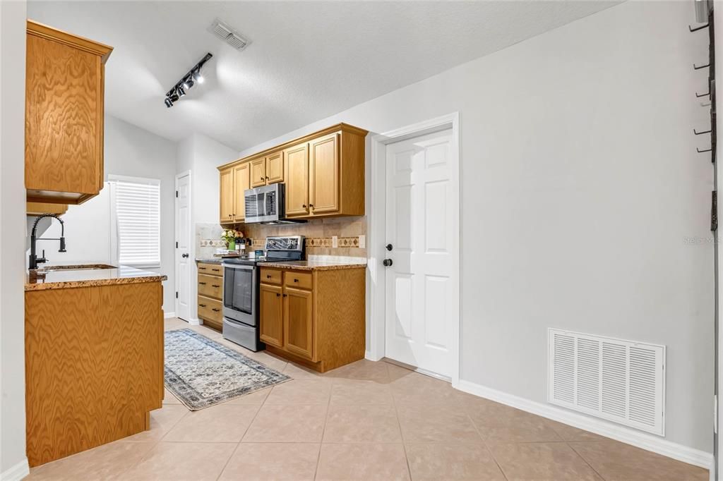 For Sale: $369,900 (3 beds, 2 baths, 1042 Square Feet)