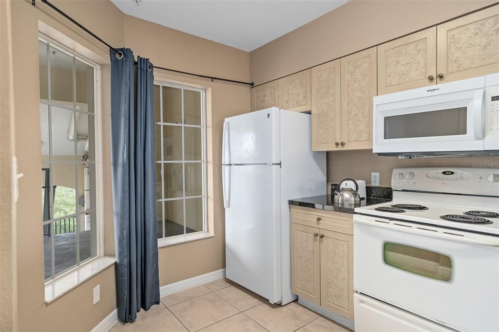 For Sale: $350,000 (2 beds, 2 baths, 1178 Square Feet)