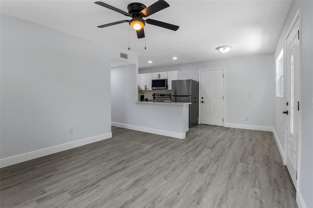 For Sale: $295,000 (3 beds, 1 baths, 814 Square Feet)