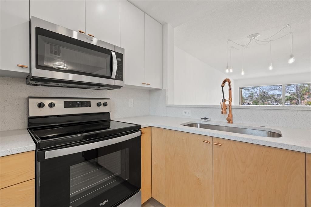 For Sale: $349,000 (2 beds, 2 baths, 1050 Square Feet)