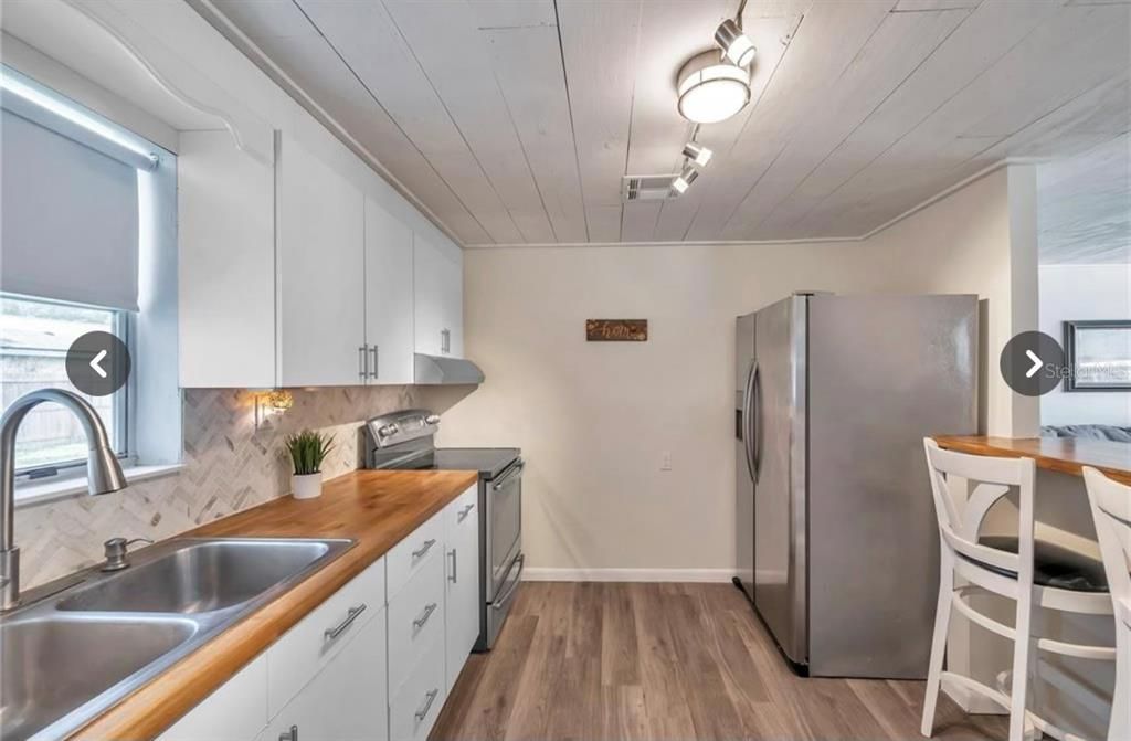 Kitchen with Breakfast Bar